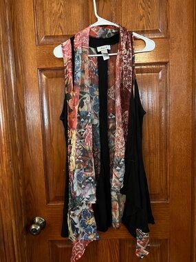 Anis. A Large Sheer & Knit Sleeveless Open Vest Black & Geometric Print